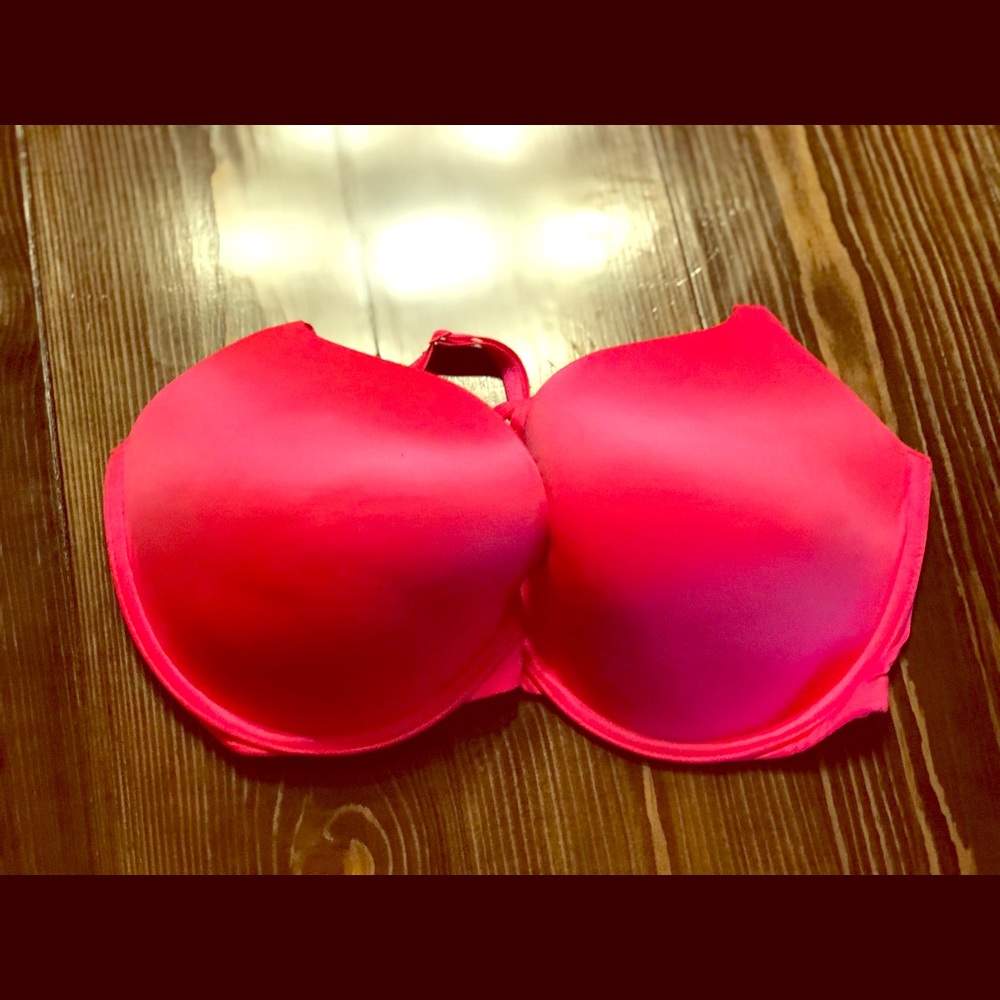 EUC Victoria’s Secret push-up bra with padding.